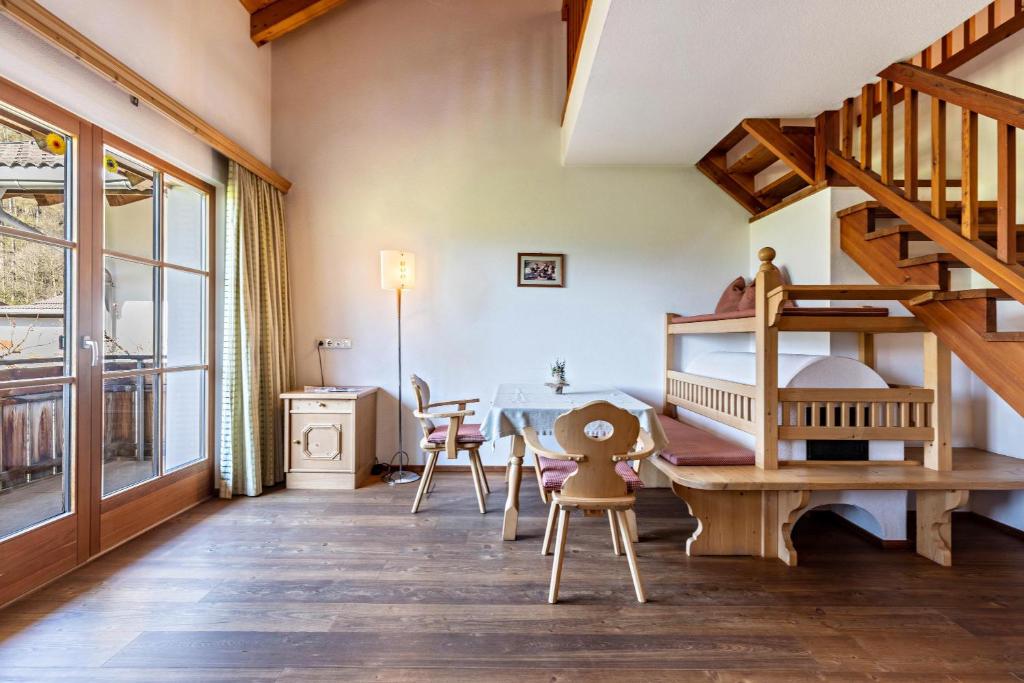Sand in Taufers的住宿－Peintenhof Typ B，客房设有高架床和桌椅。