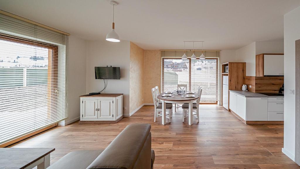TV a/nebo společenská místnost v ubytování Apartamenty Sun & Snow Kaniówka