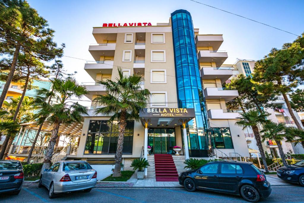 un hotel con coches aparcados delante en Hotel Bella Vista, en Durrës