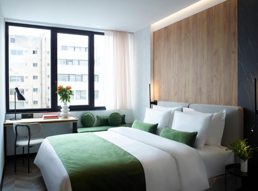 
The Port Double Room with City View
