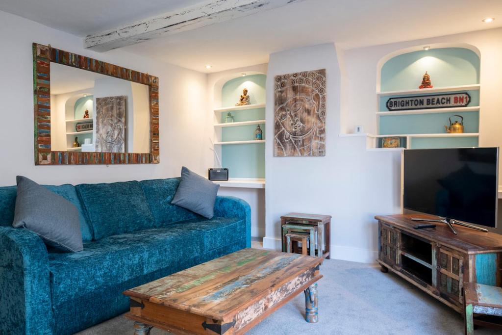 ブライトン＆ホーブにある3-bedroom apartment in the heart of Brighton's Lanesのリビングルーム(青いソファ、コーヒーテーブル付)