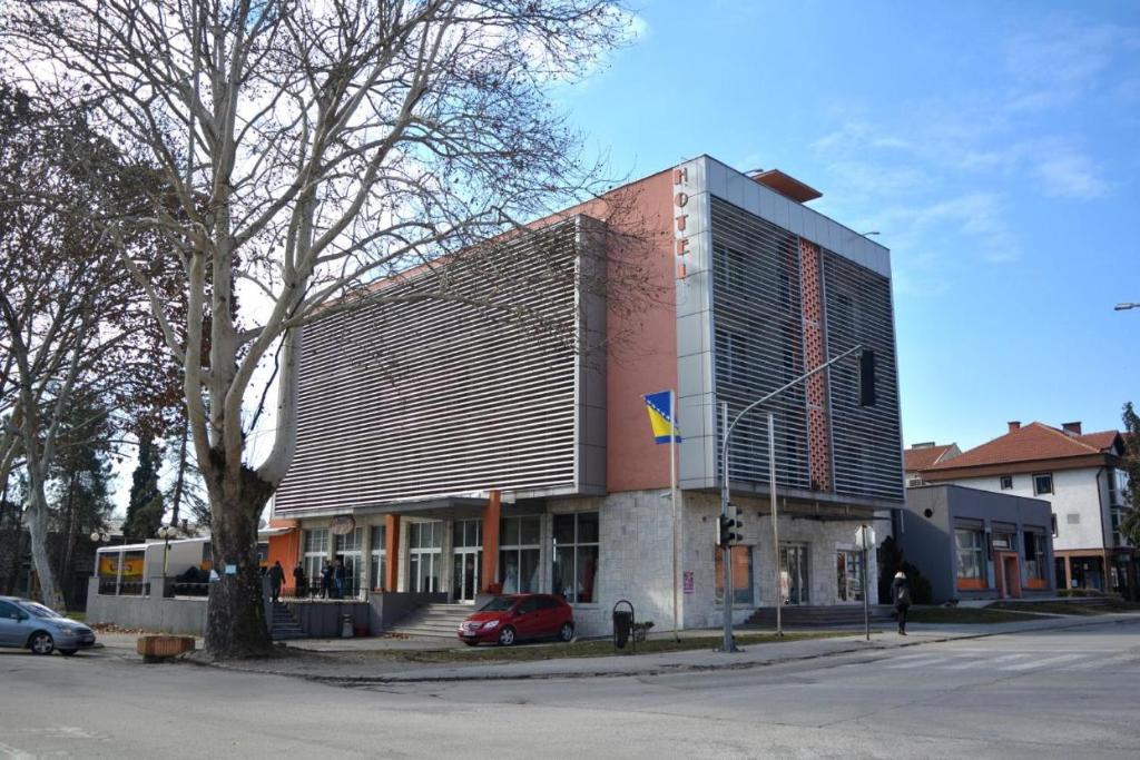 a building on the corner of a street at Hotel Lukavac in Lukavac