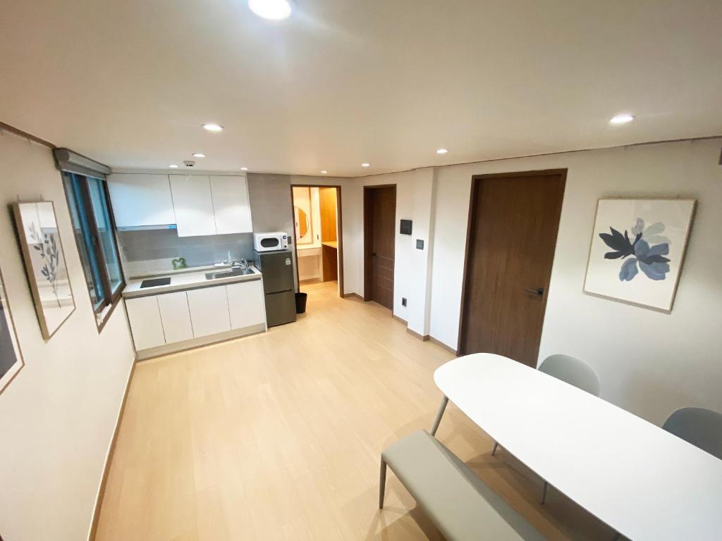 Zimmer mit Küche und Wohnzimmer in der Unterkunft Luxe & Suite Room in Seoul