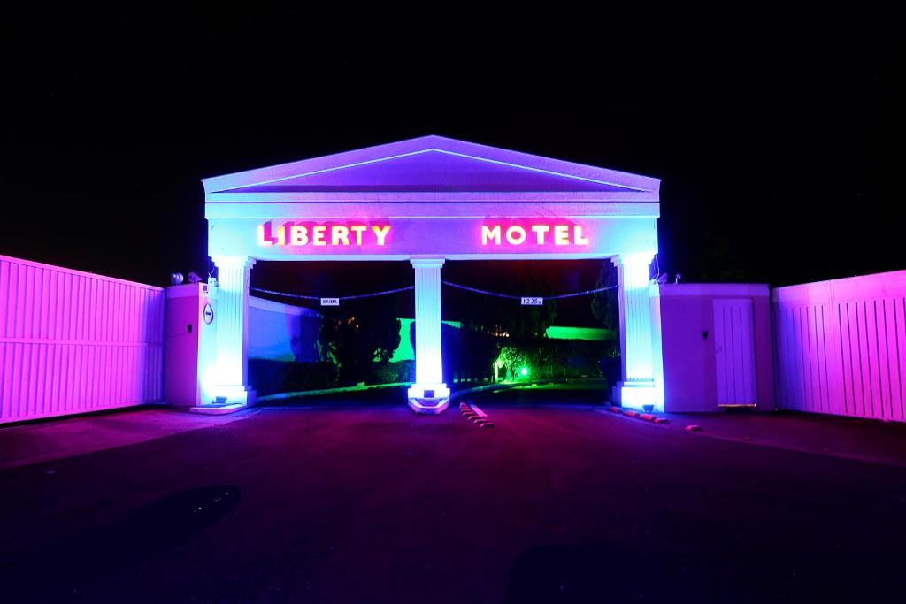 ein Neonschild für ein Bibliotheks-Motel in der Nacht in der Unterkunft Liberty Motel in Saltinho