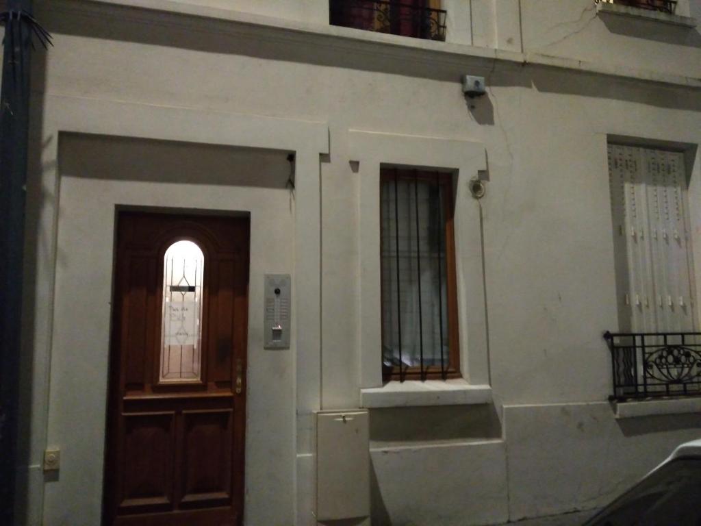 un bâtiment avec une porte et une fenêtre dans l'établissement logement indépendant à 20 mn du coeur de Paris, à Clichy
