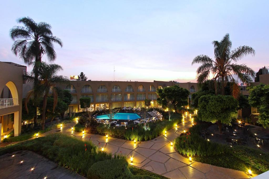 una vista aérea de un edificio con un patio con luces en Fiesta Inn Aeropuerto CD Mexico, en Ciudad de México