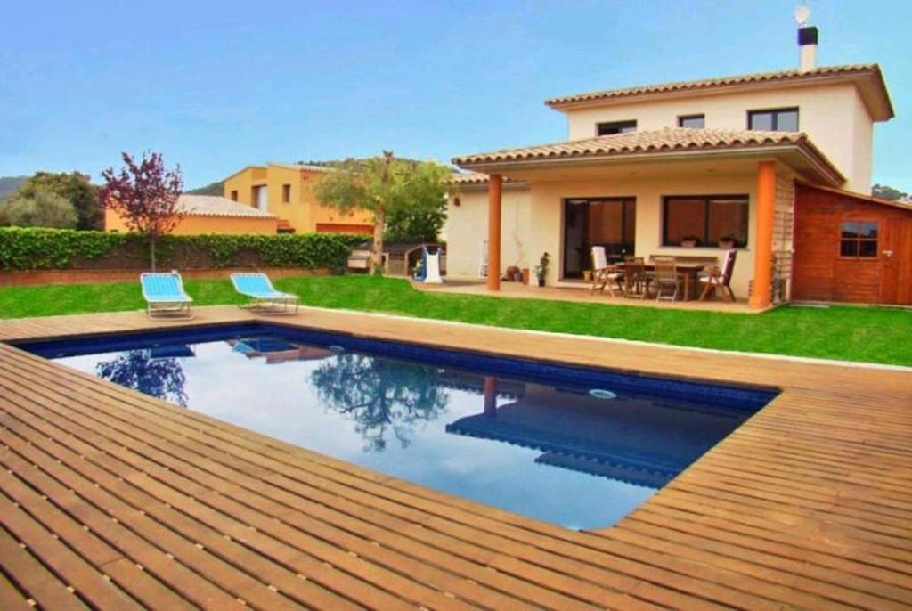 - une piscine en face d'une maison dans l'établissement Dolcesa, à Vall-llobrega