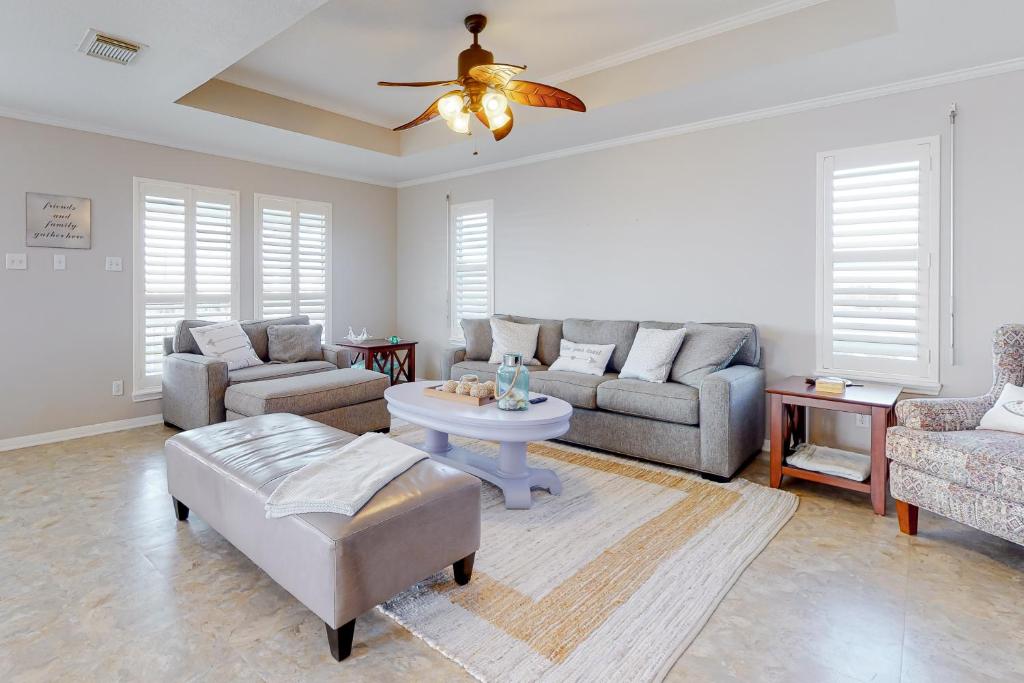 uma sala de estar com um sofá e uma mesa em Bayside Bliss em Crystal Beach