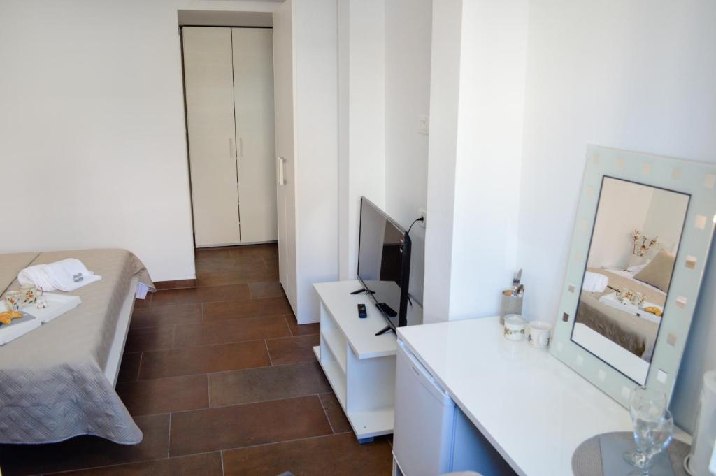 Televízia a/alebo spoločenská miestnosť v ubytovaní Armanda Rooms