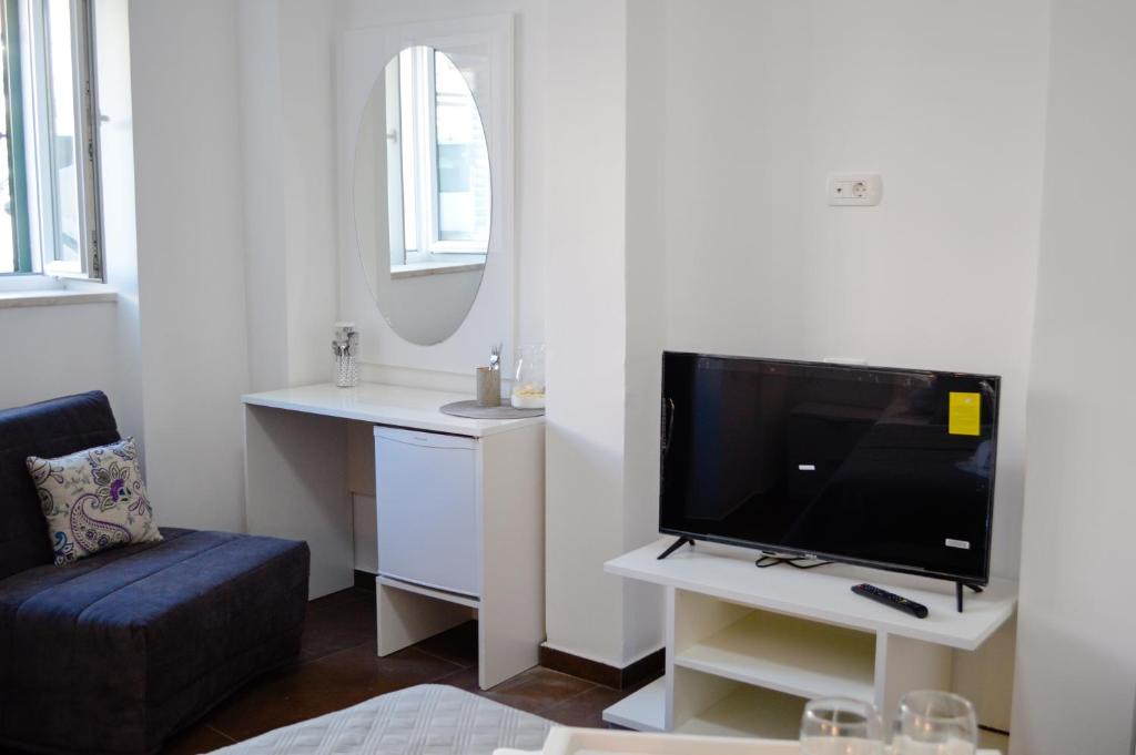 Televízia a/alebo spoločenská miestnosť v ubytovaní Armanda Rooms