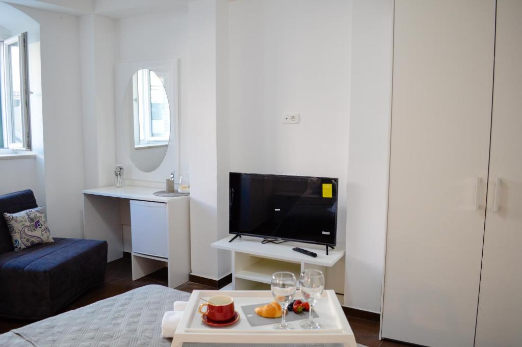 Televízia a/alebo spoločenská miestnosť v ubytovaní Armanda Rooms