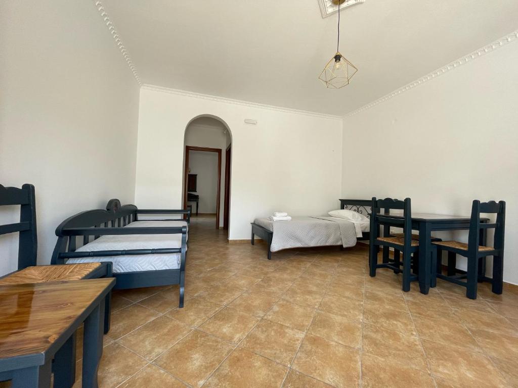 Postel nebo postele na pokoji v ubytování Leonidas Apartments