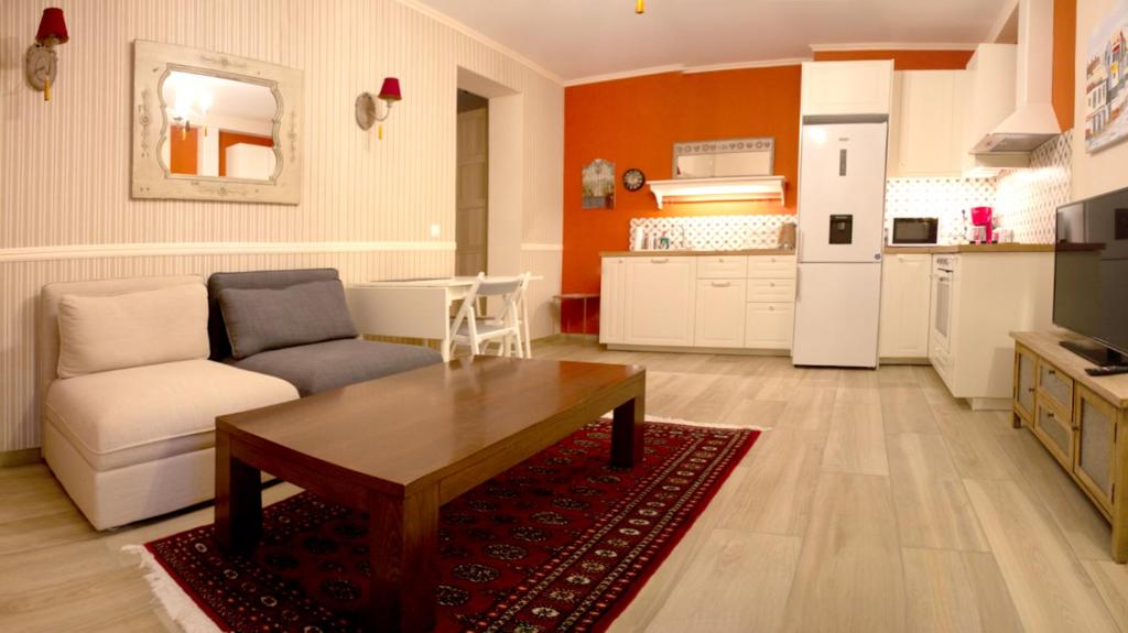 salon z kanapą i stołem w obiekcie Αcacia House - Fully Equipped Apartment in Glyfada w Atenach