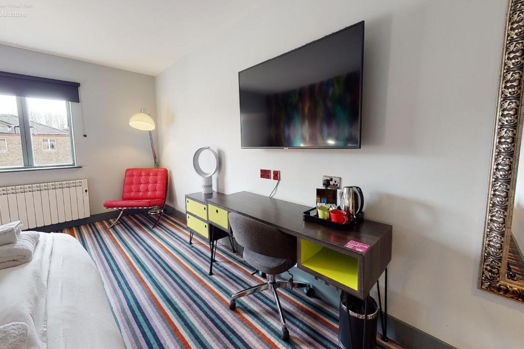 TV a/nebo společenská místnost v ubytování Village Hotel Maidstone