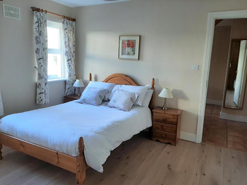 A bed or beds in a room at Abhainn Ri Cottages