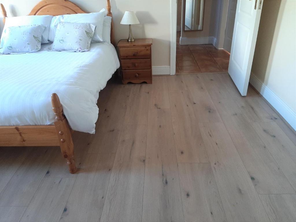 Postel nebo postele na pokoji v ubytování Abhainn Ri Cottages