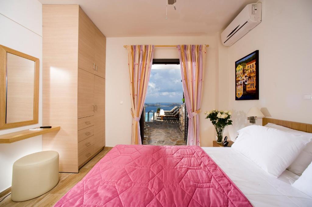 Postel nebo postele na pokoji v ubytování Elounda Solfez Villas