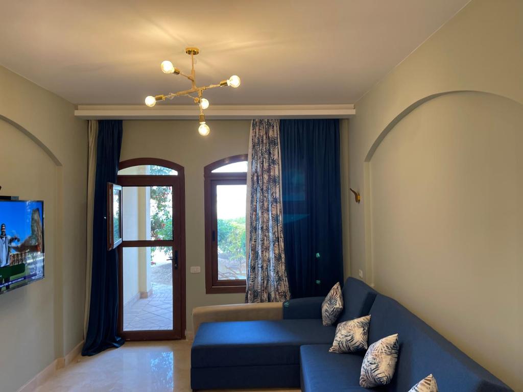 TV a/nebo společenská místnost v ubytování El Gouna 1 Bedroom Apartment west golf ground floor