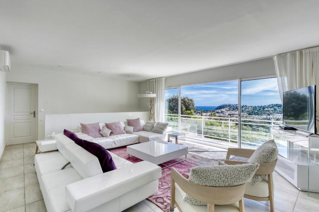 Posezení v ubytování Magnificent Contemporary 5-Star Villa with Sea View and heated Swimming Pool, near Saint Tropez