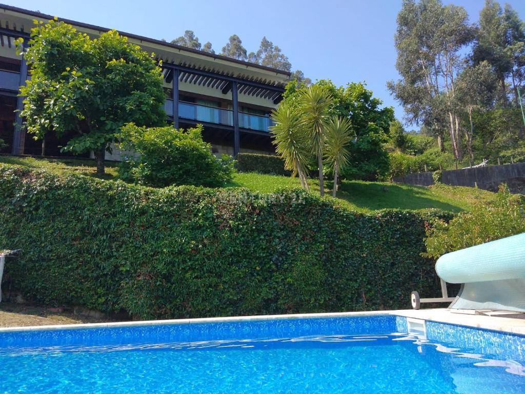 a swimming pool in front of a building at Pousada RIO CALDO in Rio Caldo