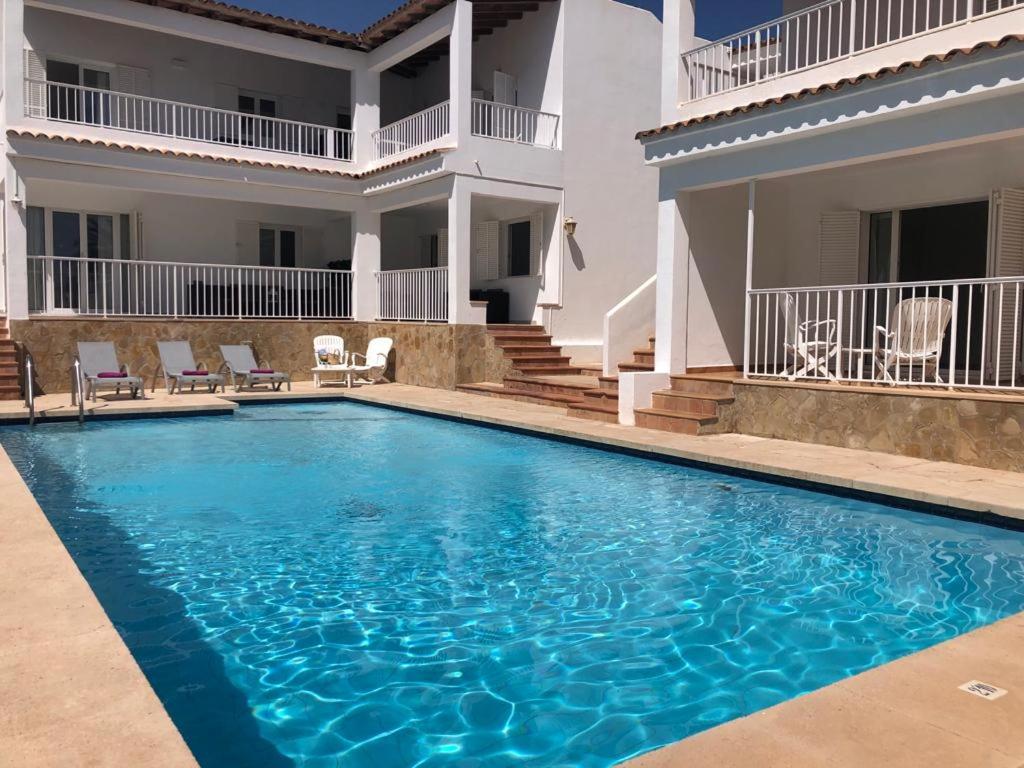 una piscina di fronte a una casa di NEW! Apartment SUNSET 1, Pool, AC, BBQ, Wifi, Cala D'or, Mallorca a Cacla D'or