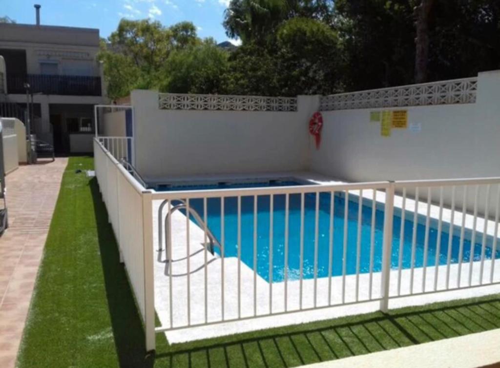 una valla blanca alrededor de una piscina en Apartamento Catalina San José, en San José