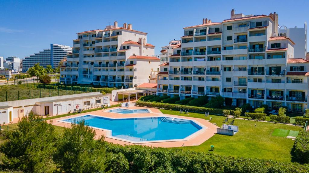 2BDR Duplex W AC & Pool in Portimão by Lovelystay