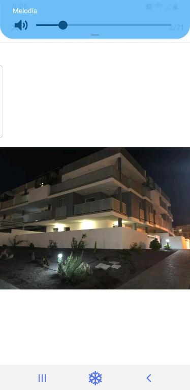 una foto di un grande edificio di notte di Las Terrazas II a Granadilla de Abona