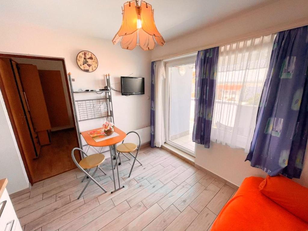 Televízia a/alebo spoločenská miestnosť v ubytovaní Charming apartment in Jadranovo with sea view - 35 m²