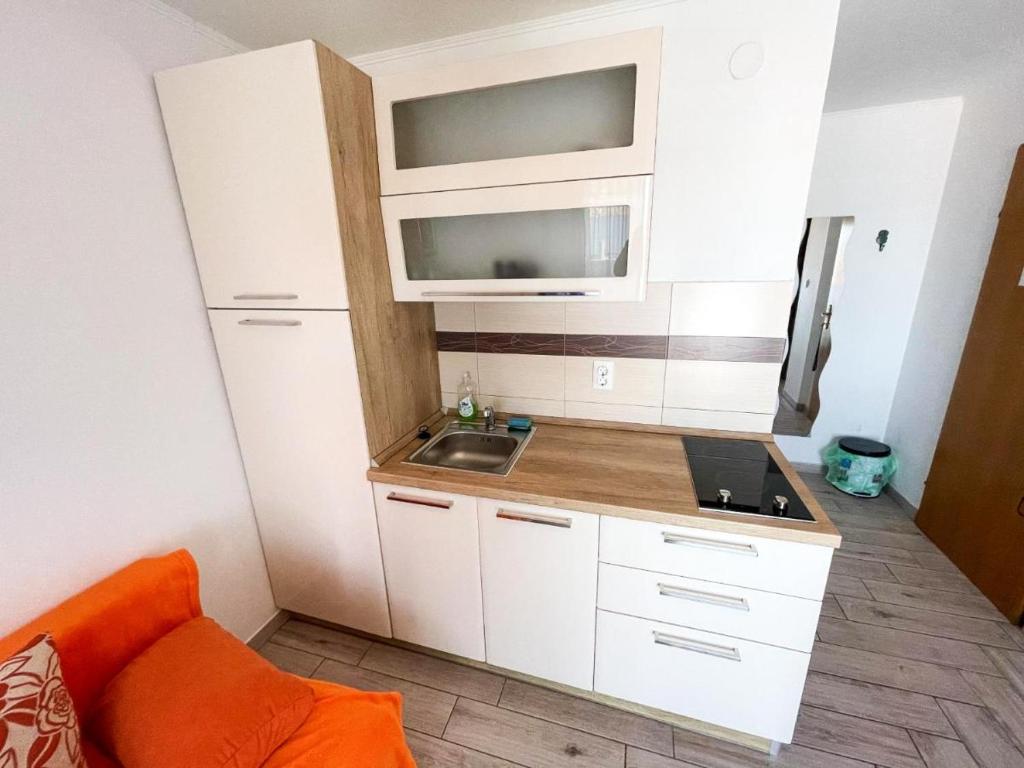 Kuchyňa alebo kuchynka v ubytovaní Charming apartment in Jadranovo with sea view - 35 m²