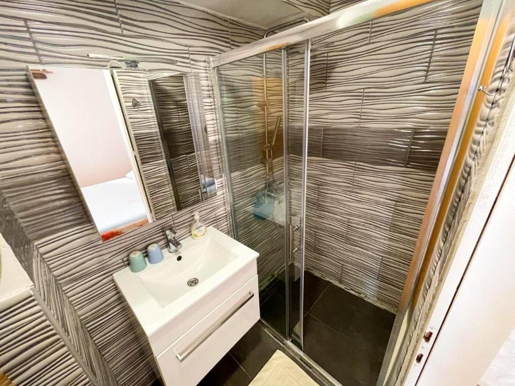 Kúpeľňa v ubytovaní Charming apartment in Jadranovo with sea view - 35 m²