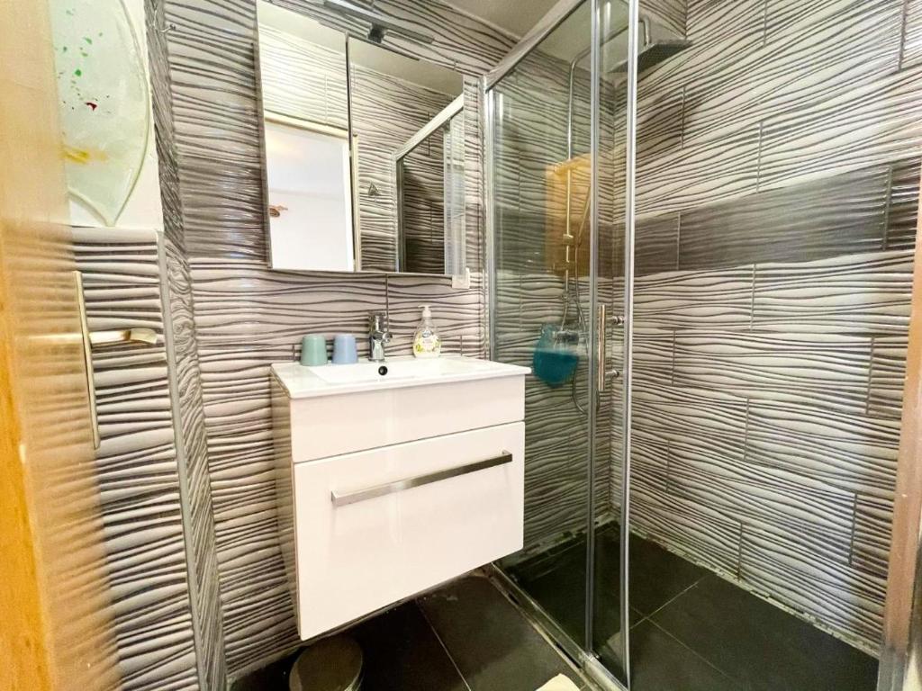 Kúpeľňa v ubytovaní Charming apartment in Jadranovo with sea view - 35 m²