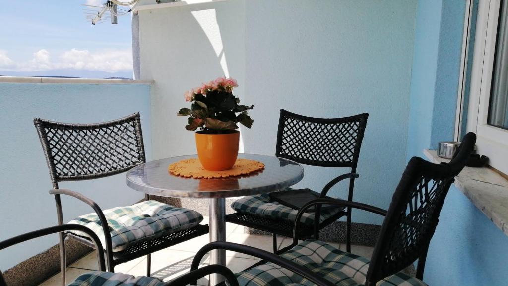Posedenie v ubytovaní Charming apartment in Jadranovo with sea view - 35 m²