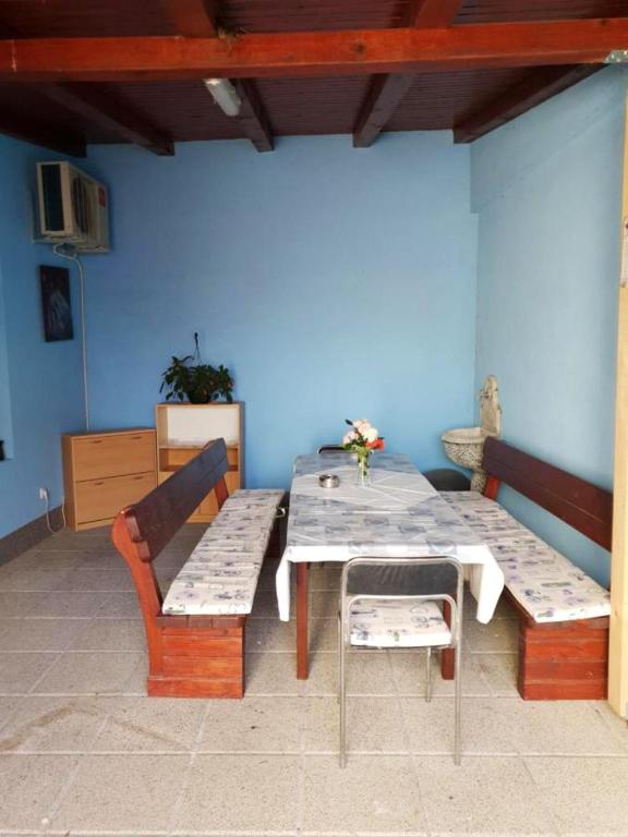Posedenie v ubytovaní Charming apartment in Jadranovo with sea view - 35 m²
