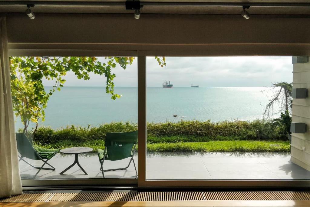 uma janela com vista para o oceano a partir de uma casa em Beach Villa Varna - cosiness 4 meters from the sea em Varna