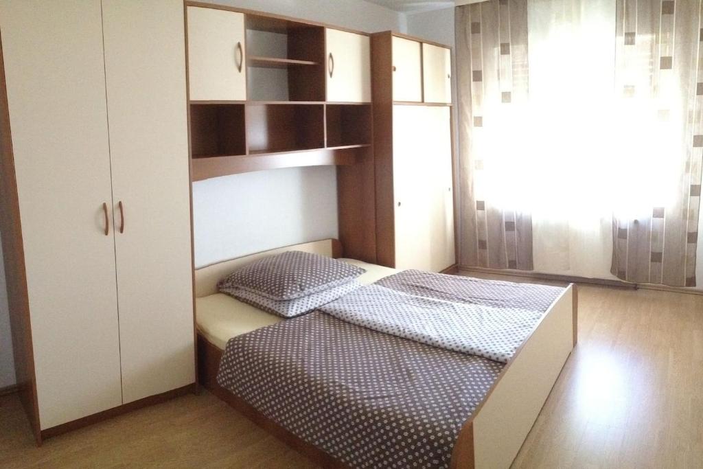 Habitación pequeña con cama y armario en Apartmani Bosko Baraban, en Dugi Rat