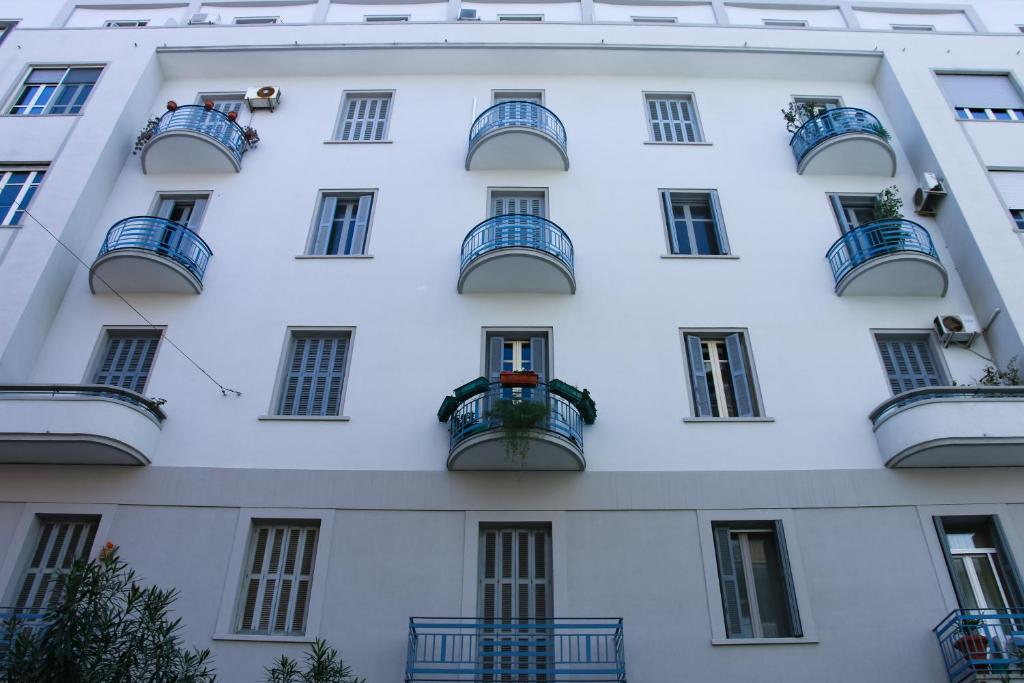 巴里的住宿－Putignani 210 Apartment，带阳台和窗户的白色建筑