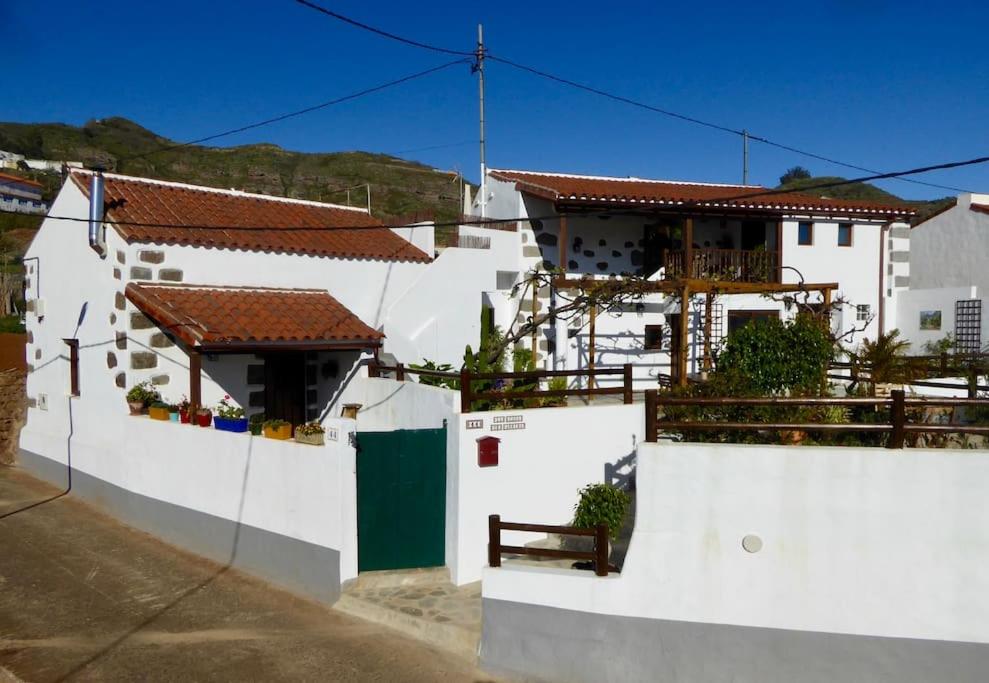 Biały budynek z bramą i płotem w obiekcie La Casa de Arriba, tradicional countryside home in Teror, Gran Canaria w mieście Teror