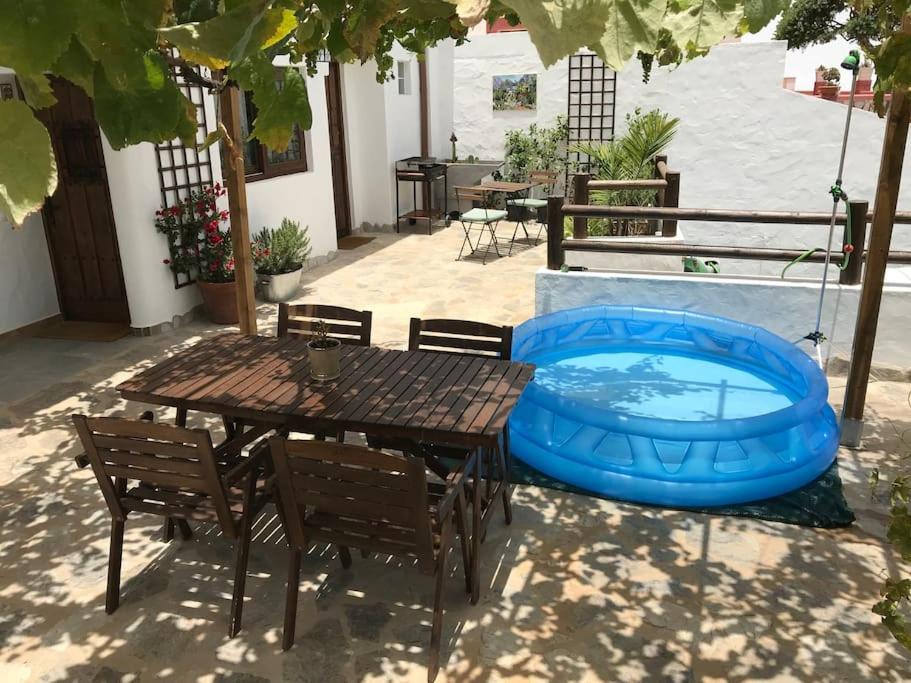 Basen w obiekcie La Casa de Arriba, tradicional countryside home in Teror, Gran Canaria lub w pobliżu
