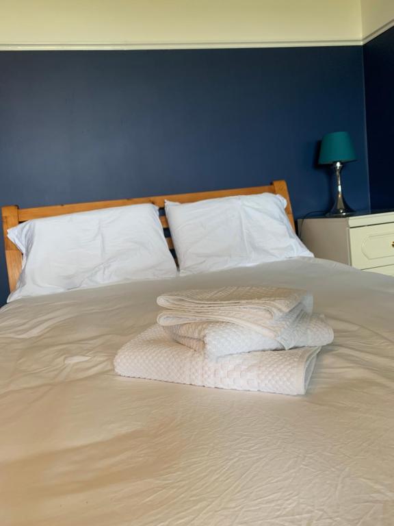 En eller flere senge i et værelse på Orchard House Lodges by Ecohuman