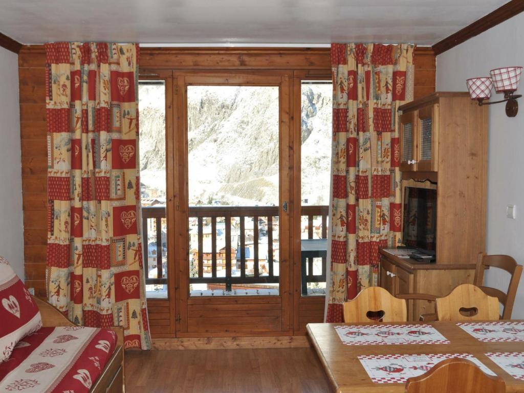 a room with a sliding glass door with a balcony at Appartement Valloire, 2 pièces, 4 personnes - FR-1-263-392 in Valloire