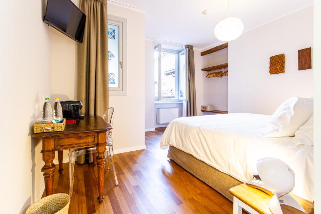 Televízia a/alebo spoločenská miestnosť v ubytovaní Albergo del Duca
