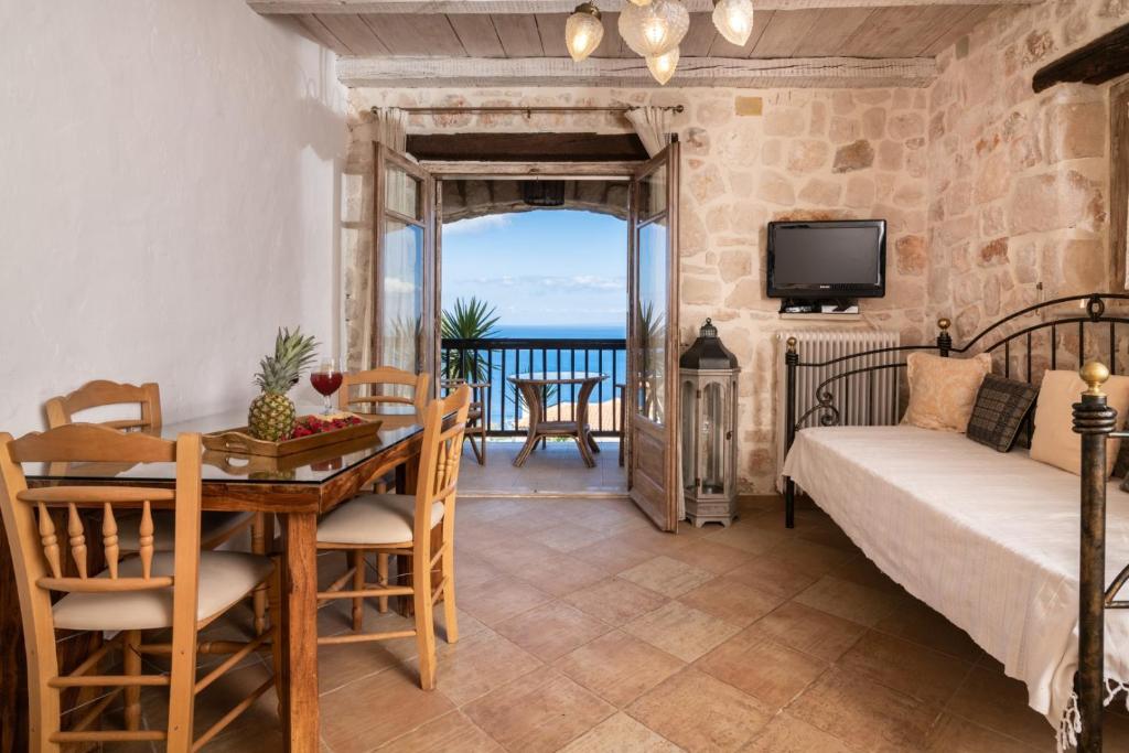 Posteľ alebo postele v izbe v ubytovaní Strofilia Authentic Villas