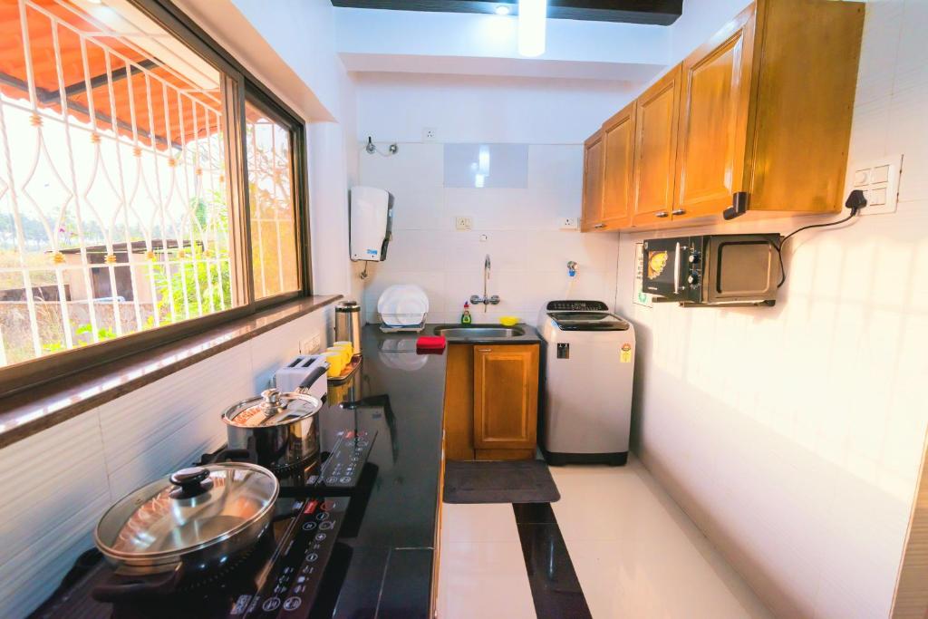 Η κουζίνα ή μικρή κουζίνα στο 'Golden Oceans' 3 bhk beach view villa
