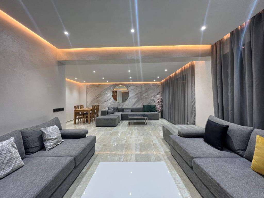 uma sala de estar com um sofá e uma mesa em Luxury 3 bedroom panoramic views in Hotspot with Fibre Optic Wifi and Netflix em Tânger
