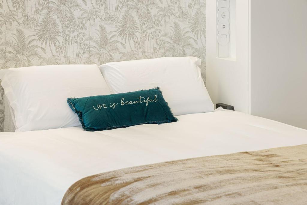 The Downtown Charming Apartments - 12