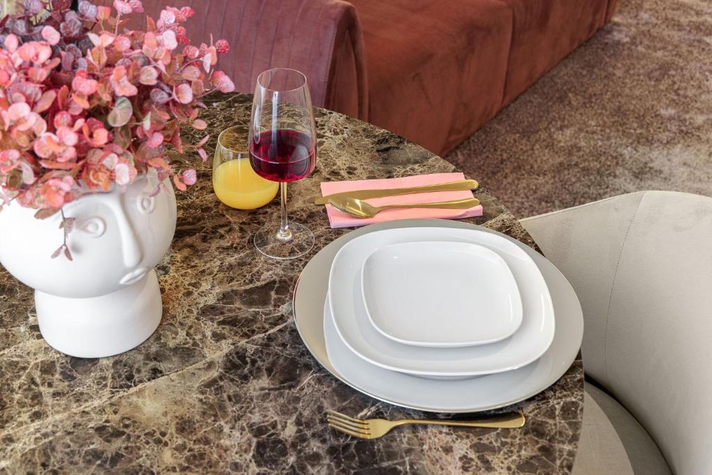 The Downtown Charming Apartments - 11