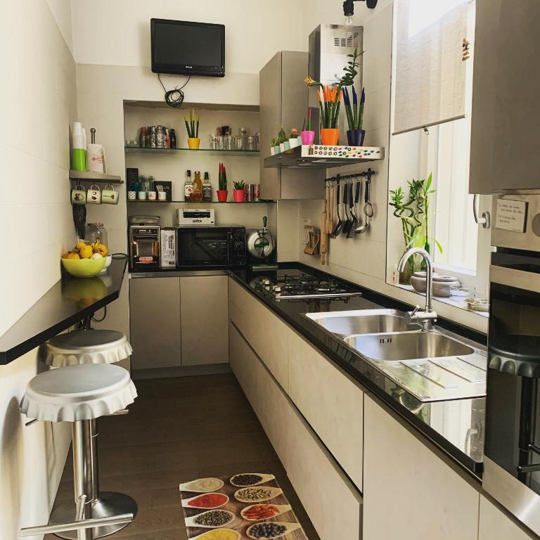 kuchnia ze zlewem i blatem w obiekcie RaRoom Boutique Home w mieście Torre del Greco