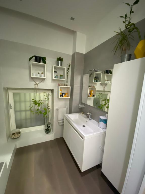 łazienka z białą umywalką i lustrem w obiekcie RaRoom Boutique Home w mieście Torre del Greco