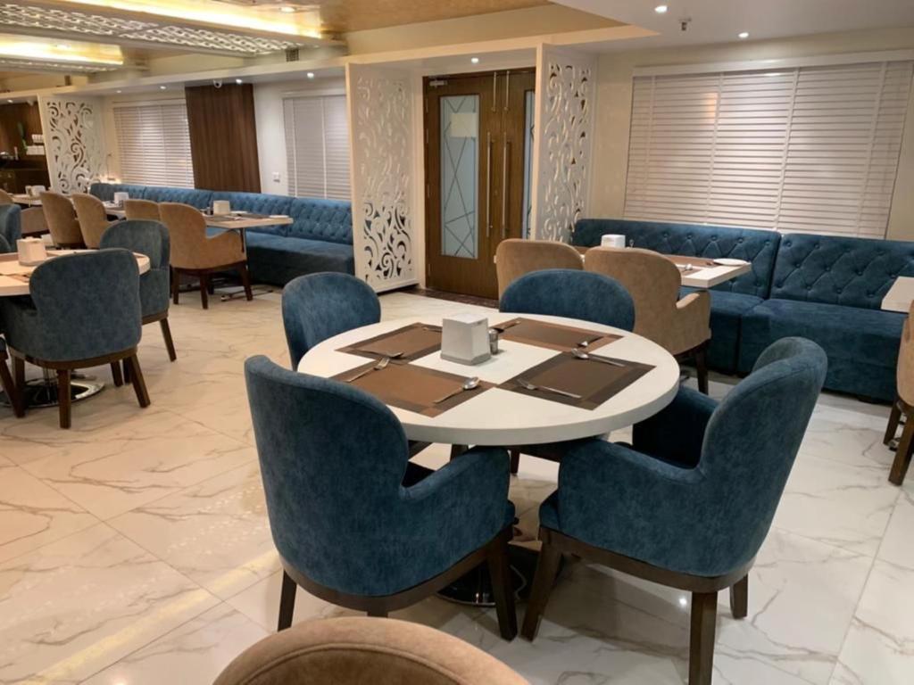 Uma área de estar em Airport Hotel Ramhan Palace Mahipalpur